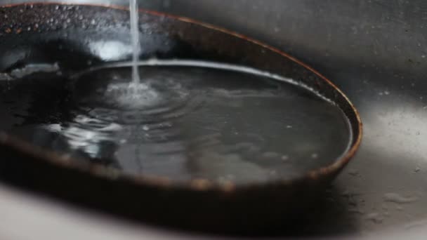 Padella sporca si trova nel lavandino della cucina — Video Stock