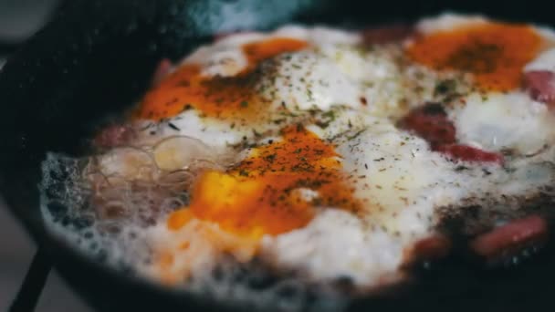 Tocino y huevos fritos — Vídeo de stock