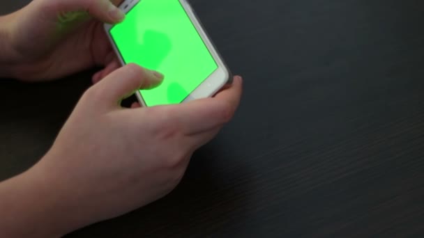 Сенсорный экран на белом смартфоне — стоковое видео