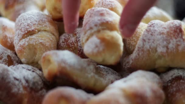 Croissants de azúcar en polvo — Vídeo de stock