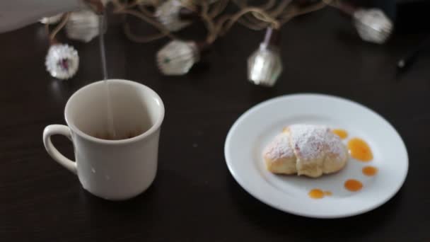 在吃早饭时倒咖啡 — 图库视频影像