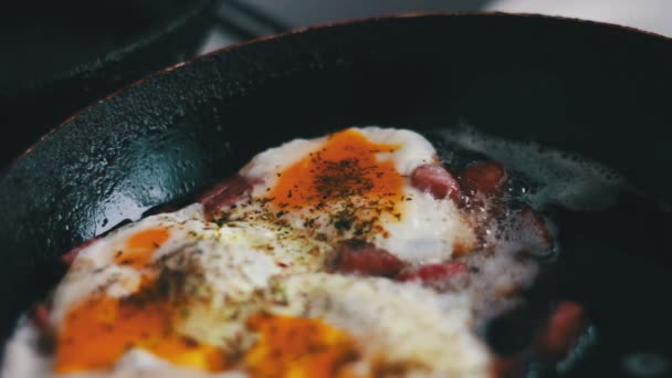 Tocino y huevos fritos — Vídeo de stock