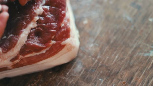 ベーコン肉の新鮮なジューシーな作品 — ストック動画