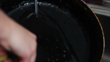 bir tava gelen Çakıl yıkama yakın çekim