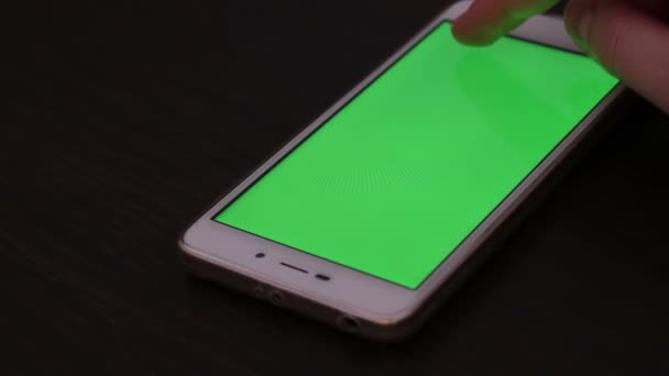 Pekskärmen på vita Smartphone — Stockvideo