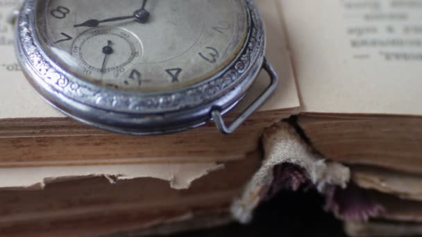 Vintage cep saati yanındaki eski soluk kitap, — Stok video