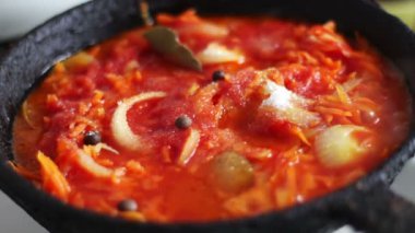 Dilimlenmiş havuç domates Yapıştır soğan ile bir tavada kızarmış, sebze Komposto