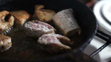 Balık kızartma tavada altın kahverengi oluncaya kadar kızarmış.