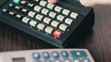 El eski retro Hesap makinesi iş istasyonunda çalışır