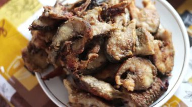 bir plaka üzerinde altın kabuk ile kızarmış balık