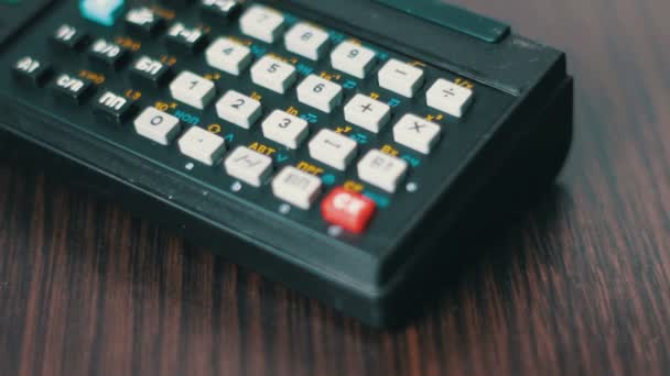 Hand werkt oude retro rekenmachine op werkstation — Stockvideo