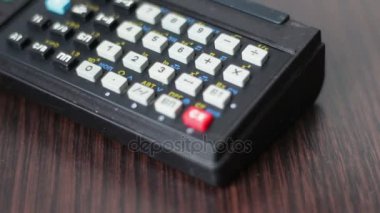 El eski retro Hesap makinesi iş istasyonunda çalışır