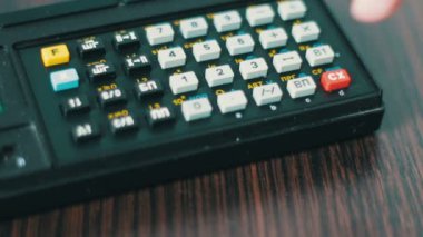 El eski retro Hesap makinesi iş istasyonunda çalışır