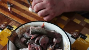 Adam temizler ve taze balık ev mutfak keser