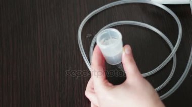 Bir kadın bir nebülizör evde astım ve akciğer hastalığı için kullanır. Ağızlık Nebulizatör için
