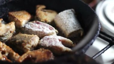 Balık kızartma tavada altın kahverengi oluncaya kadar kızarmış.