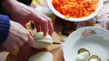 Şef bir soğanı bıçakla kesme