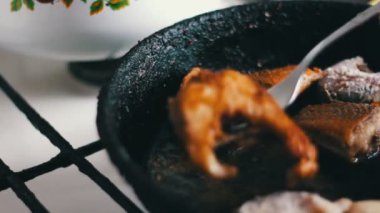 Balık kızartma tavada altın kahverengi oluncaya kadar kızarmış.,