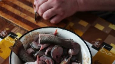 Adam temizler ve taze balık ev mutfak keser