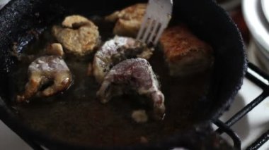 Şef kadar altın kahverengi bir tavada balık pişiriyor