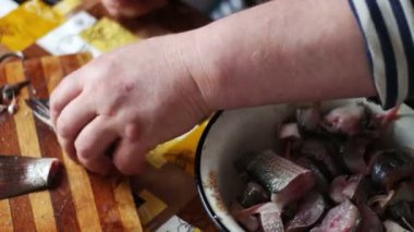 Balık Temizleme aşçılar elinde yakın çekim