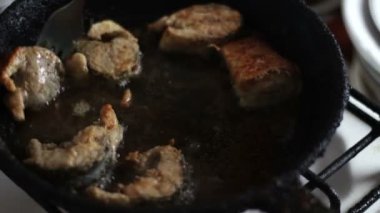 Şef kadar altın kahverengi bir tavada balık pişiriyor