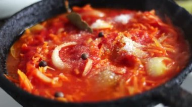 Dilimlenmiş havuç domates Yapıştır soğan ile bir tavada kızarmış, sebze Komposto