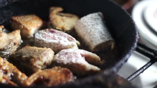 Poisson frit dans une poêle jusqu'à ce que doré brun — Video