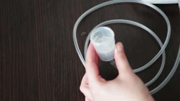 一个女人对哮喘和肺部疾病在家里使用雾化器。雾化器的代言人 — 图库视频影像