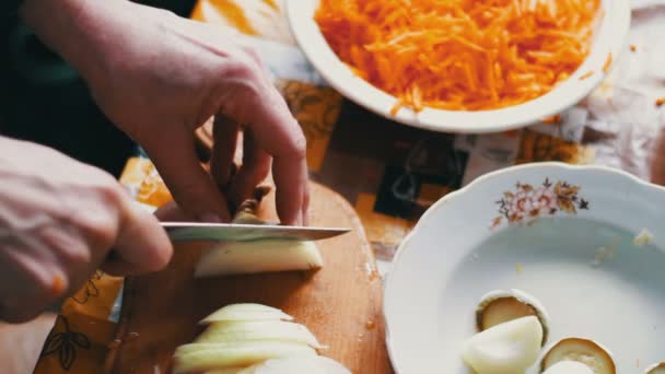 Szef kuchni cięcia cebula z nożem — Wideo stockowe