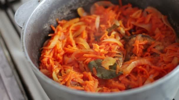 Gestoofde wortelen, uien, tomatenpuree wordt gestoomd in een steelpan. Vegetarische keuken — Stockvideo