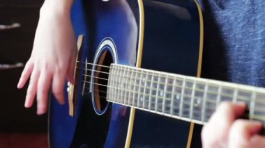 Yakın çekim parmak dokunmak gitar dizeleri