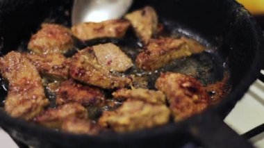 Bir tavada kızarmış karaciğer