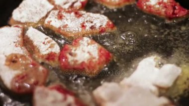 Kanlı bir ev mutfak bir tavada kızartılmış hafif karaciğer parçalarını