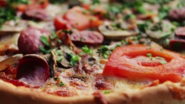 Avcılık sosis, domates, otlar ve peynir pizza görünümü kapatın