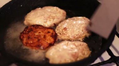 Pirzola hamburger için ev mutfakta bir tavada kızarmış