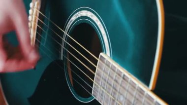 Gitar, Closeup genç kadının el ile kadın portresi