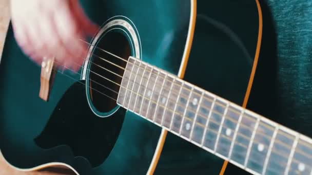 Porträtt av kvinna med gitarr, närbild av ung kvinnas Hand — Stockvideo