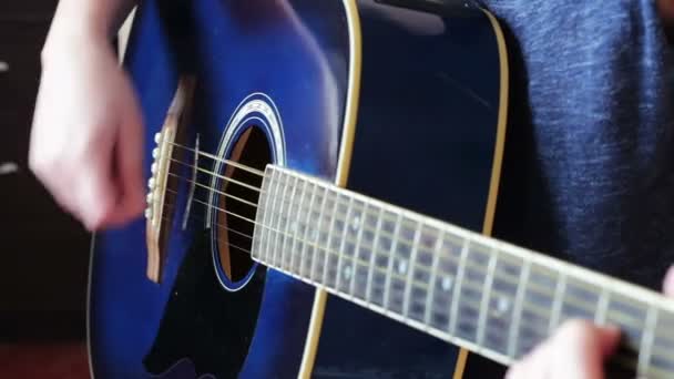 Retrato de mujer con guitarra, Primer plano de la mano de las mujeres jóvenes — Vídeo de stock