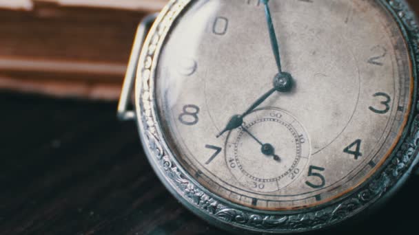 Vintage reloj de bolsillo antiguo en el fondo de los libros antiguos — Vídeos de Stock