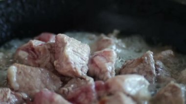 Yavaş çekim bir etin tavada pişirme. Yakın çekim