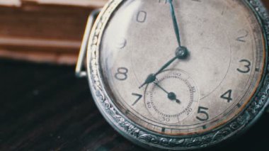 Eski kitapların arka planda Vintage antika cep saati
