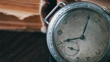 Eski kitapların arka planda Vintage antika cep saati.