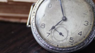 Eski kitapların arka planda Vintage antika cep saati