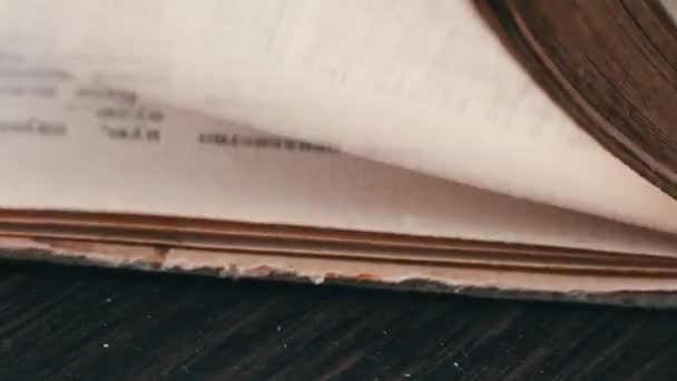 Розгортання сторінок старої книги крупним планом — стокове відео