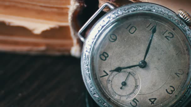 Vintage reloj de bolsillo antiguo en el fondo de los libros antiguos . — Vídeo de stock