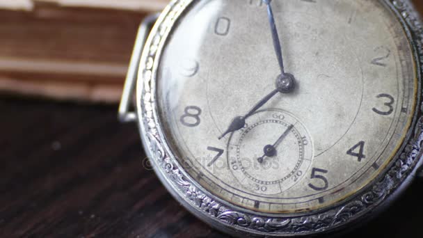 Vintage orologio da tasca antico sullo sfondo di vecchi libri — Video Stock