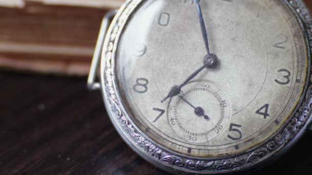 Vintage antieke zakhorloge op de achtergrond van oude boeken — Stockvideo