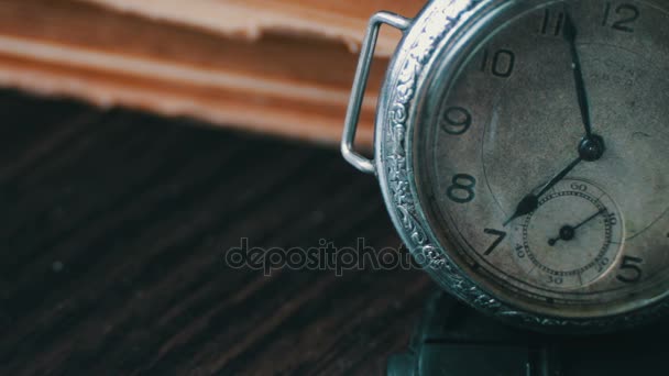 Vintage montre de poche antique sur le fond de vieux livres . — Video