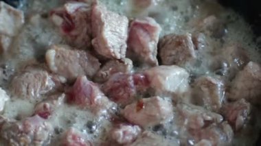 Yavaş çekim bir etin tavada pişirme. Yakın çekim